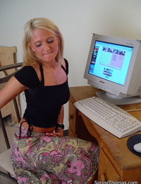 youthfull blond meisje voorjaar Thomas Jerks terwijl Kijken porno op Computer