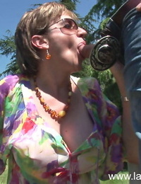 Sensuelle mature salope dans lunettes de soleil suce et baise Un Dur bite de plein air