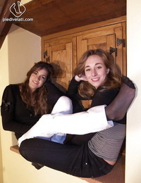 Etkileyici iki Güzel kadınlar kostanza ve giorgia Keyfini çıkarın için vitrin onların bacaklar