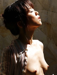 सेक्सी एशियाई बेब साकी Ninomiya प्रदर्शन उसके सुन्दर स्तन और मुंडा योनी