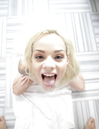 Ясень блондинка подросток Эльза Жан Принимая жестокие пов Стучать из побрился киска в Ванная комната
