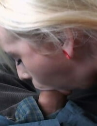 Ash tóc vàng người phụ nữ Brandi cùn sâu họng một dick trong một Xe cho một Tự do Lan can