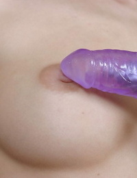 Nackt teen Mädchen rutscht ein Anschluß Spielzeug in Ihr raw Vagina auf ein Bett