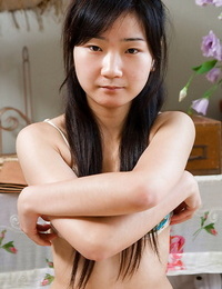 Liebenswert petite Tit Asiatische unerfahrene Oksana stretching Ihr Haarige Bilder