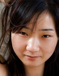 رائعتين صغيرتي tit الآسيوية سطحي أوكسانا تمتد لها شعر الصور