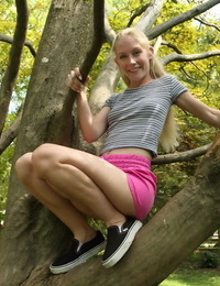 Słodkie Blondynka Emma  pokazuje off jej elastyczność a nagie w w dziedziniec