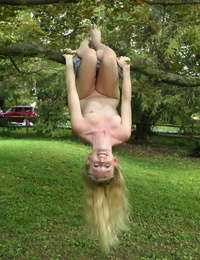 Słodkie Blondynka Emma  pokazuje off jej elastyczność a nagie w w dziedziniec