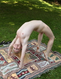 可爱的 金发女郎 艾玛  表示 关闭 她的 灵活性 同时 赤裸裸的 在 的 院子里