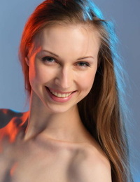 18 jaar oud Blond danser annett een Probeert modellering in De naakt naar veel succes