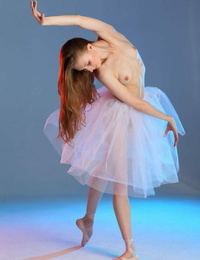 18 anno vecchio Bionda ballerino annett un cerca modellazione in il nudo Per molto successo