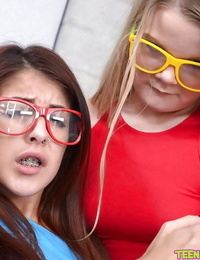 نظارات الملبس المراهقين Vannessa فينيكس و Lexxxus آدامز الاصبع السحاقية cunts