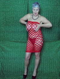 热 oma 翡翠 模型 非 赤裸裸的 在 一个 网 衣服 和 内衣