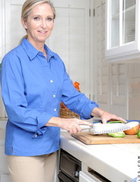 volwassen huisvrouw Annabelle Brady wassen haar hebzuchtige kut in De keuken wastafel