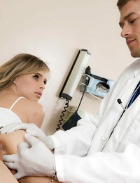 Adolescente mujer Jillian Janson Termina hasta chupando off su médico durante La ginecomastia Examen