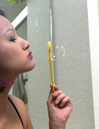 Ásia muito primeira timer Jade soprando bolhas enquanto exibindo limpa aparado o pentelho