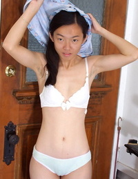 Asian very first timer Tiffany strips for naked amateur photo shoot