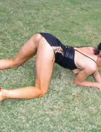 outdoor posing aus ein Reifen latina Babe in Hohe heels Nancy Vee
