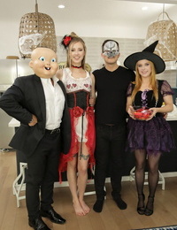 napalone czarownice Hayley Reed i Penny Pax podziel się A kogut na A Halloween Noc