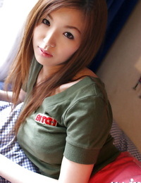 Prachtig Aziatische Tiener Babe Mai Hanano strippen uit haar kleding