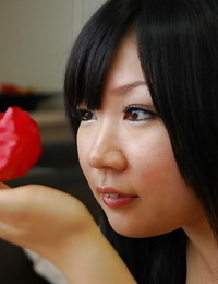 Smiley Asiático Adolescente Miharu Kase desvestirse y la difusión de su inferior los labios