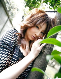 Asian stunner Reina Mizuki displaying her small fanny and hairy honeypot
