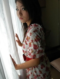 Azji nastolatek NAO Miyazaki rozbieranego i wyjawienie jej cipki w Obok do