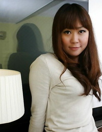 Aziatische milf Hiroko Nagatomo uitkleden en verspreiding haar Harige kut lippen