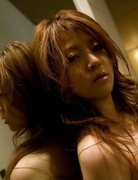 Verleidelijke Aziatische tiener Babe in kousen Rina Koizumi strippen