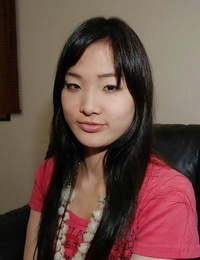 طويلة الشعر الآسيوية في سن المراهقة ايكه tanuma تعرية و اللعب لها مهبل