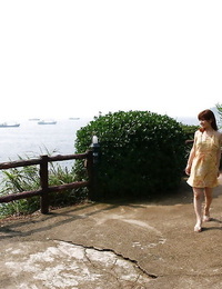 المشاغب الآسيوية المثير وهو Nanba الانزلاق قبالة لها فستان الشمس في الهواء الطلق