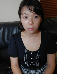 VERLEGEN Aziatische mama met lil\' Tieten het krijgen van blote en Het stimuleren van haar haarloze Schaamlippen