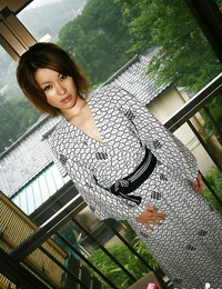 Saucy Aziatische Cutie in kimono laat een naughty guy spelen met haar tieten