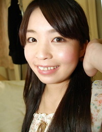 Smiley Aziatische tiener in kousen uitkleden en verspreiding haar Harige kut lippen