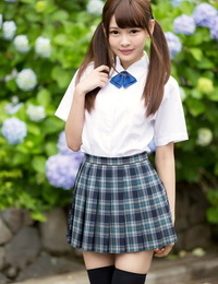 Cutie japans Schoolmeisje in vlechten laat naakt kont in geen slipje upskirt