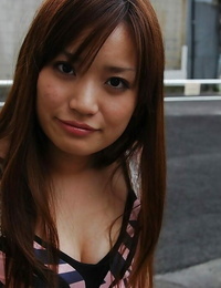 Smiley Asiatique stunner Saki Mitsui déshabillage et diffusion Son bas les lèvres