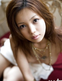 Zoet Aziatische Babe Yura Aikawa het blootleggen van haar petite curves