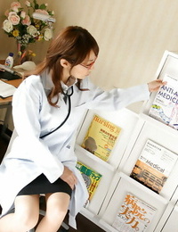 角质 亚洲 医生 在 眼镜 揭幕 她的 漂亮的 奶 与 硬 puffies