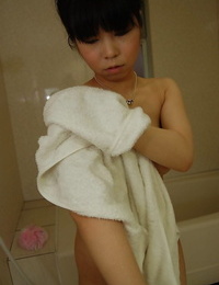 Fuckable asian teenager Naomi Ide showing her trimmed slit after bathtub