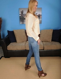 blond honing Elle kenelle het blootleggen van Vet mama hooters in denim Blauw jeans