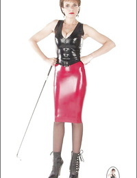 lusty 成熟した フェティッシュ 女性 ポージング に 挑発的な ラテックス 衣装