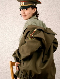 hàn Thiếu kinh nghiệm Elena cởi quần áo ra quân đội đồng phục phải mẫu trần truồng