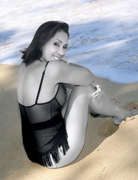 lungo zampe maturo Roni in posa su il Spiaggia in Nero Lacy collant