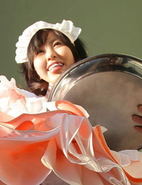 Niedlich Asiatische Babe in Maid uniform die Aufdeckung Ihr lil\' hooters und wooly Vagina