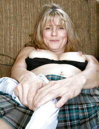 chaud mature dame dans Mini Jupe montre off Son gros seins et humide rasée pussy.