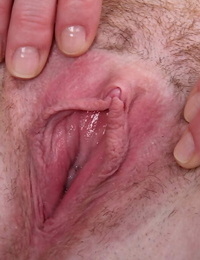 मैस्टर्बेटिंग परिपक्व फूहड़ होली जोन्स है shoving उसके उंगलियों अंदर उसके योनी