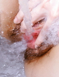 Aziatische eerste timer zeeman het nemen van een sexy Bouncy tub in douche kraam