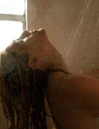 biały Dziewczyna Amber Фолланд pyszni jej średni cycki a biorąc A prysznic