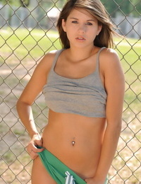 甜 年轻的 Shyla 詹宁斯 在 短裤 闪烁 她的 完美无瑕 身材矮小 胸部 在 公共