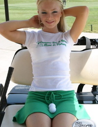 Niedlich Blonde lady Skye Modell blinkt Ihr Baumwolle Höschen auf die golf natürlich