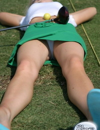 Sevimli Sarışın Bayan Skye Model yanıp söner onu pamuk külot Üzerinde bu golf ders